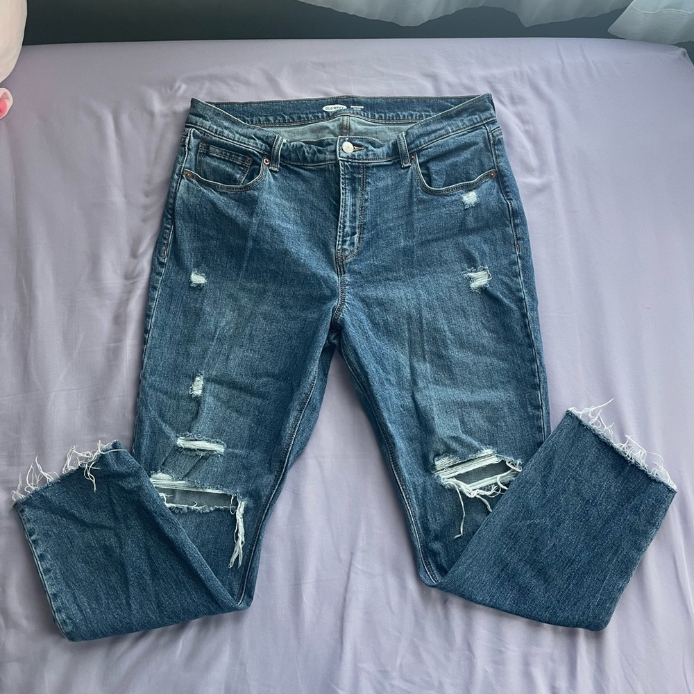 Mid-rise jeans with rips, short bottoms